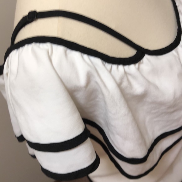 VaVa By Joy Han Black & White Cold Shoulder Romper Size Medium EUC - Picture 4 of 15